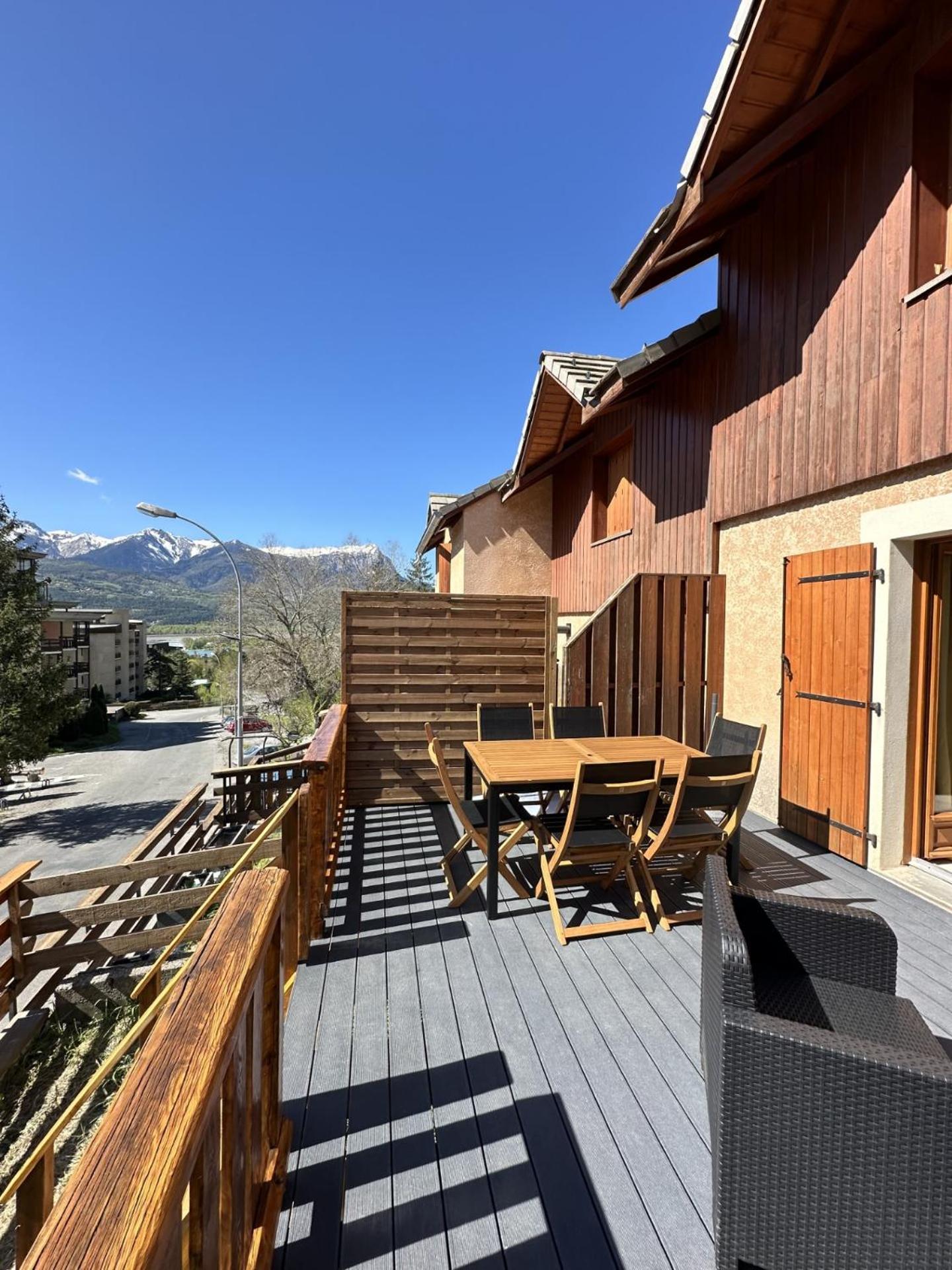 Apartment T3 Au Plan D'eau D'embrun Avec Garage Et Terrasse