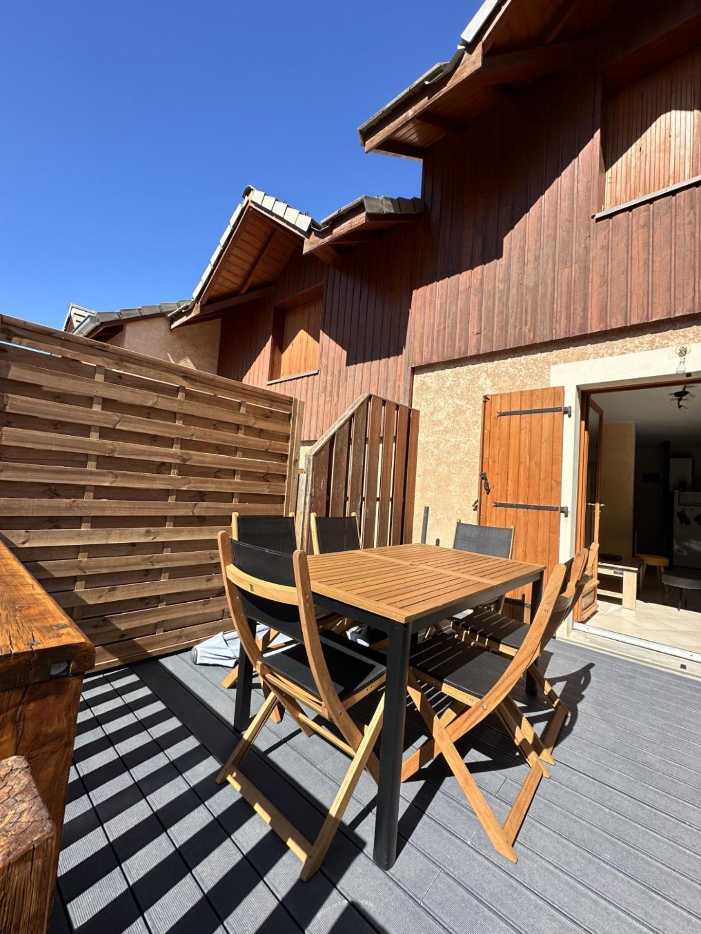 Apartment T3 Au Plan D'eau D'embrun Avec Garage Et Terrasse